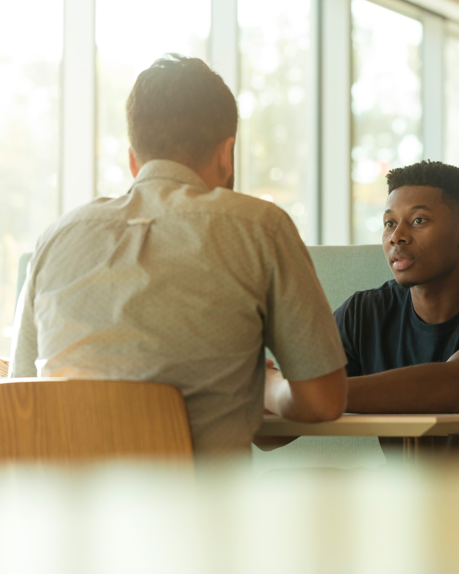 Dos personas dialogando en terapia de pareja
